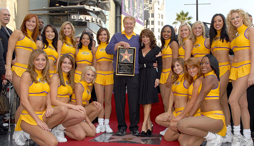 Der Chef in seinem Element: Jerry Buss feiert seinen Stern auf dem Walk of Fame mit den Laker Girls