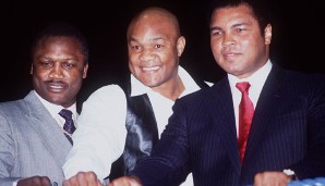 Joe Frazier mit Muhammad Ali und George Foreman (M.), dem er zwei Mal gegenüber stand. Foreman siegte jeweils vorzeitig und schickte Frazier 1976 in Rente