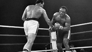 Insgesamt dreimal trafen Frazier und sein großer Widersacher Muhammad Ali aufeinander. Frazier gewann den ersten Kampf, dann siegte zweimal Ali