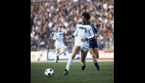 1970-1978: Als Spieler gewinnt er mit Gladbach vier Deutsche Meisterschaften, den DFB-Pokal sowie den UEFA Cup. In dieser Zeit erzielt er in 226 Liga-Spielen 168 Tore
