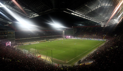 Das Fritz-Walter-Stadion bei Flutlicht. Knapp 50.000 Fans finden in der Kaiserslauterer Arena Platz
