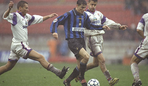 Seit 1995 spielt Javier Zanetti (M.) bei Inter Mailand - und wird bereits nach einem Jahr zu Mailands Spieler des Jahres gewählt