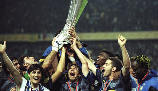 ...und Javier Zanetti (l.) ist dem begehrten Pokal ganz nah. Es ist Zanettis erster Titel mit Inter