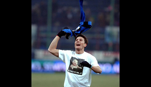 In der Serie A läuft es besser: Seiner Tochter Sol widmet Zanetti seinen Torjubel im Derby gegen den AC Milan