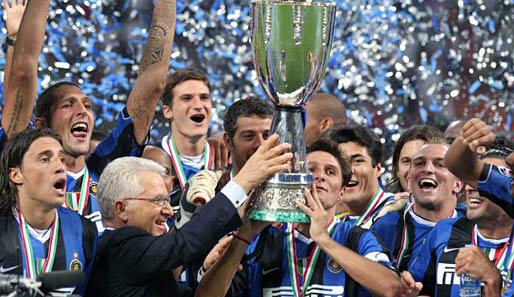 2006 holt Inter einen von drei italienischen Supercups in dieser Phase. Antonio Matarrese überreicht dem Kapitän den begehrten Pokal