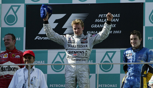 2003 holt der Finne (m.) dann endlich seinen ersten Formel-1-Sieg in Malaysia und wird am Ende mit zwei Punkten Rückstand überraschend Vizeweltmeister hinter Michael Schumacher