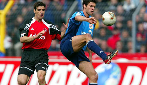 Leverkusen wird zu Vizekusen - am vorletzten Spieltag der Saison 2001/2002 verspielt Bayer (hier Michael Ballack gegen Paulo Rink) mit einer 0:1-Pleite in Nürnberg den Titel