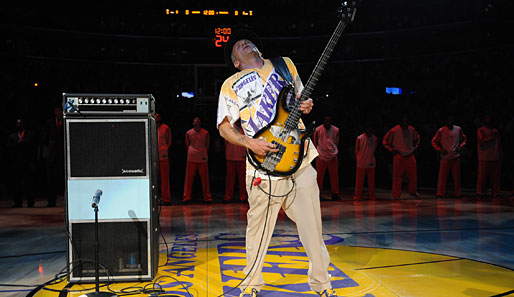 Flea, sein Kollege bei den Red Hot Chili Peppers, ist Lakers-Fan, schrieb einen Blog auf NBA.com - und durfte gegen Houston die US-Hymne spielen