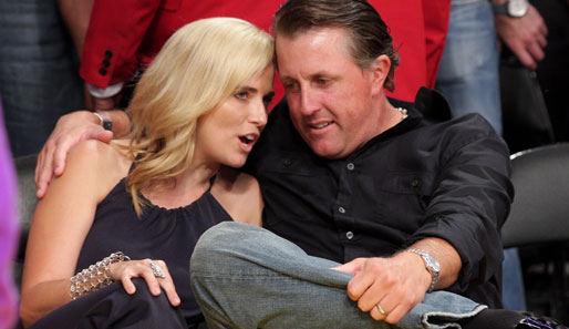Wie frisch Verliebte turtelte Golf-Star Phil Mickelson mit Gattin Amy im Staples Center