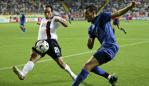 Bei der WM 2006 war für die USA schon früher Schluss - Endstation Vorrunde. Hier Donovan im Duell mit dem Italiener Zambrotta