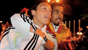 ...Sami Khedira (r.) von Real Madrid. Der muss jetzt also nicht mehr ständig Mesut Özil herzen und umarmen