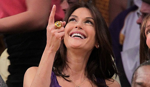 Desperate Housewife Teri Hatcher freut sich ob des positiven Ergebnisses der Lakers auf der Anzeigentafel