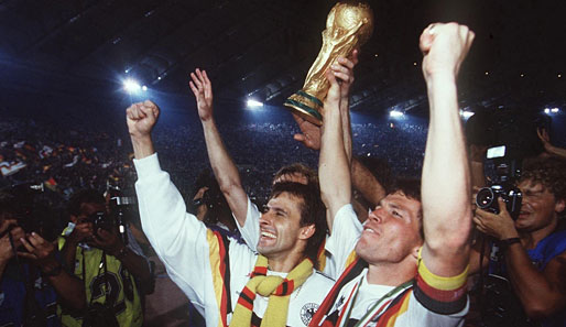 Matthäus war maßgeblich am deutschen Gewinn der Weltmeisterschaft 1990 in Italien beteiligt - hier reckt er mit Littbarski den Pokal in den Nachthimmel