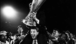 Der erste große Erfolg ließ nicht lange auf sich warten. 1992 holte van Gaal mit Ajax den UEFA-Cup