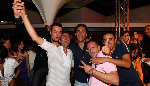 Spaß hatte Toni meistens nur noch abseits des Platzes. Wie hier bei einer Party beim Edel-Italiener H'ugo's, zusammen mit Ribery und Bro'Sis-Superman Giovanni Zarella (l.)