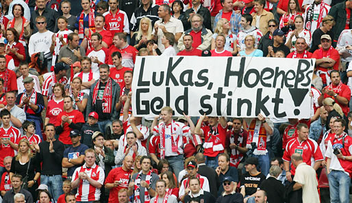 Daran konnte auch dieses Plakat der Kölner Fans nichts mehr ändern. Für 10 Millionen Euro wechselte Podolski zum Rekordmeister an die Isar