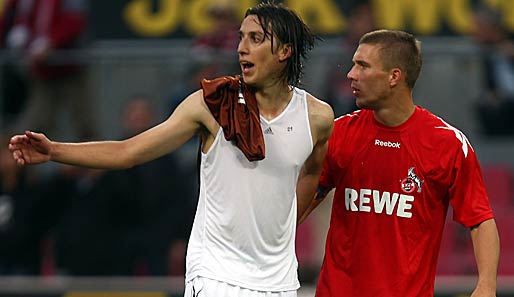 Zur Saison 2011/12 muss Podolski (r.) das Kölner Kapitänsamt auf Anordnung von Neu-Trainer Stale Solbakken allerdings an Pedro Geromel abgeben