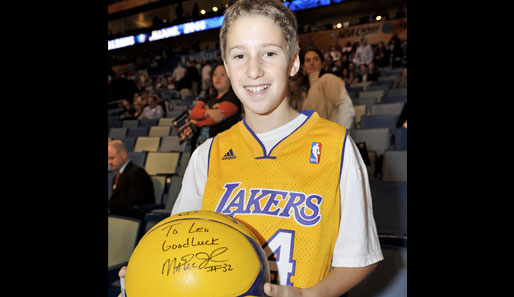 Die jungen Lakers-Fans haben Magic nie live spielen sehen, aber Legenden veralten nicht. Seine Autogramme sind noch immer heiß begehrt