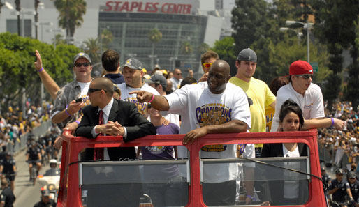 2009: Magic lässt es sich nicht nehmen, nach dem Gewinn der Meisterschaft seiner Lakers auf der Championship-Parade mitzufahren