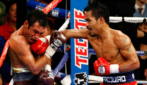 Pacquiao bleibt daraufhin ungeschlagen und 2008 kommt es - natürlich in Las Vegas - zum Fight gegen den Golden Boy Oscar de la Hoya (l.)