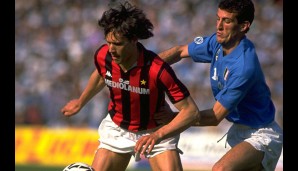 Nach dem großen Triumph und drei niederländischen Meisterschaften zog es ihn schließlich zum AC Milan, wo drei italienische Meisterschaften hinzukamen - hier im Duell gegen den SSC Neapel im Mai 1988.