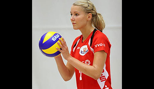 Seit 1995 spielt Apitz in Dresden. Über ihre Eltern, die im Dresdner SC Rudern als Leistungssport betrieben, kam sie zum Verein und zum Volleyball