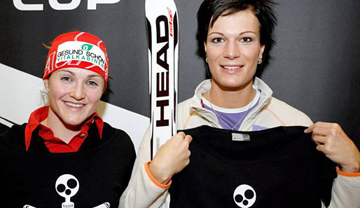 Maria Riesch und Elisabeth Görgl aus Österreich präsentieren ihre Weltcup-Shirts