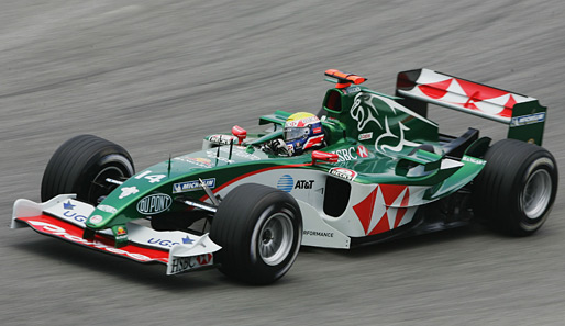 Im Minardi blieb das aber der größte Erfolg. Da er aber seinen Teamkollegen im Griff hatte, empfahl er sich für höhere Aufgaben und wechselte 2003 zu Jaguar