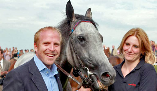 Das sind strahlende Gewinner: Markus Münch im Jahr 2010 mit seinem Pferd Dosimo nach einem Galopp-Sieg in Hannover