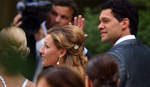 Sein privates Glück findet Michael Ballack im Sommer 2008 durch die Hochzeit mit Simone. Die beiden haben drei Kinder