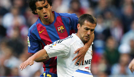 2004 wechselt er zu Real Madrid. Wie beim Clasico gegen Giovanni van Bronckhorst von Barca hat er dort einen schwierigen Stand