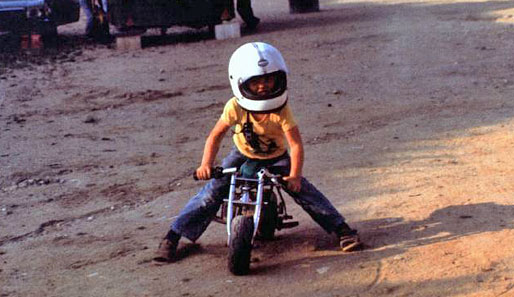 Schumis Leidenschaft für den Motorsport zeigt sich schon in früher Jugend. Damals allerdings zunächst auf zwei Rädern