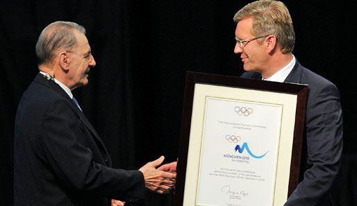 Nach der deutschen Präsentation bekam Christian Wulff vom IOC-Präsidenten Jacques Rogge eine Teilnehmerurkunde überreicht