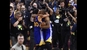 Curry und Iggy wollten sich gar nicht mehr loslassen. MVP und Finals-MVP auf einem Bild!