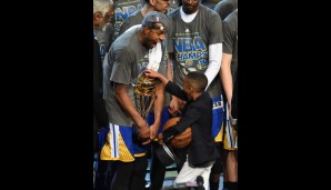 Iguodala präsentierte seinem Sohn vor den Augen von Bill Russell seine Finals-MVP-Trophäe