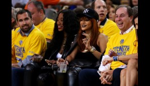 Einige Prominente wie hier Rihanna (2.v.r.) neben Warriors-Eigentümer Joe Lacob (r.) werden bei den Finals auch angelockt