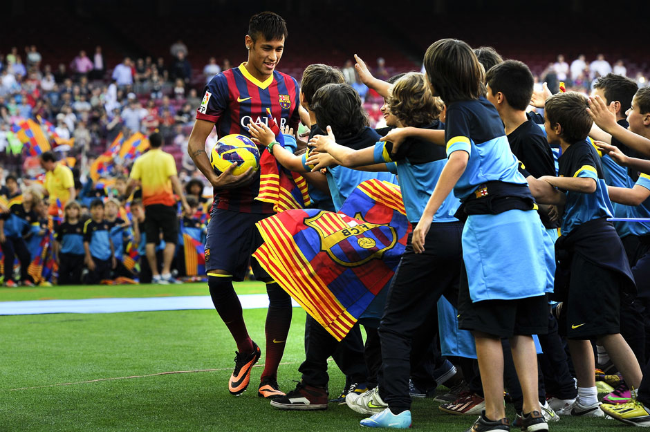 Vor allem die jungen Fans der Katalanen waren bei der Vorstellung des Superstars im Camp Nou begeistert.