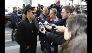 Here comes the man in black: schwarzer Hut, schwarze Sonnenbrille und schwarzer Mantel. Neymar ist bei den Fotografen stets ein beliebtes Objekt