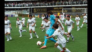 50 gegen Einen: So ungefähr verläuft das Spiel Neymar gegen Kinder - da dürfte selbst für den Edeltechniker schwierig werden