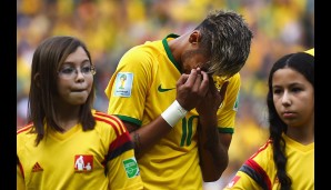Neymar steht unter großem Druck, alle Welt schaut auf ihn. Bei der Nationalhymne kommen dem jungen Mann vor Rührung die Tränen