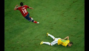 Umso tragischer das Viertelfinale: Zuniga springt Neymar in den Rücken, der einen Lendenwirbelbruch erleidet - die WM ist gelaufen