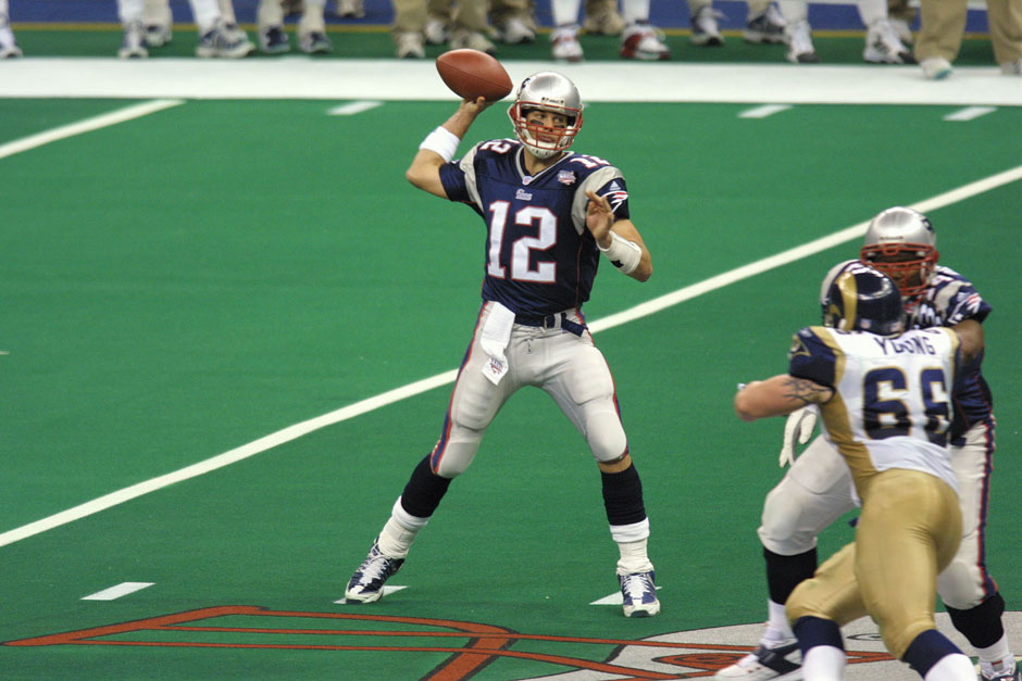 Super Bowl XXXVI: Nach den Ravens 2001 feierte auch 2002 ein Team seinen ersten Titel. Die von Tom Brady angeführten New England Patriots besiegten die St. Louis Rams