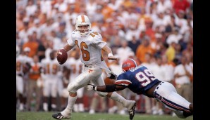 Am College spielt der Quarterback für die University of Tennessee und gewinnt 1997 die SEC Championship. Seine Nummer wird seit 2005 nicht mehr bei den Volunteers vergeben
