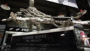 Meiste Spiele aller Zeiten: Gordie Howe. Auch diesen Rekord hält ein Kanadier. Der ehemalige Stürmer der Detroit Red Wings, Houston Aeros und der Whalers brachte es auf 1767 Spieler in der NHL und zog als Mr. Hockey in die Geschichte ein