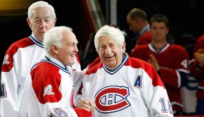 Meiste Titel als Spieler: Über einen Titel kann Henri Richard (M.) nur lachen. Ganze elf Mal gewann der Kanadier den Stanley Cup, stets mit den Canadiens de Montreal. Inzwischen ist er wie seine alten Kollegen etwas in die Jahre gekommen
