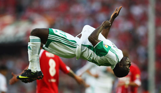 Obafemi Martins bei seiner Lieblingsübung, dem Saltoschlagen. Am 2. Spieltag erzielte der Stürmer das 3:1 für Wolfsburg in Köln