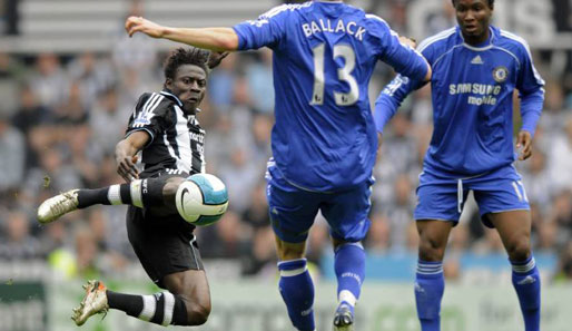 Auch Michael Ballack vom FC Chelsea musste sich schon mit dem quirligen Nigerianer auseinandersetzen
