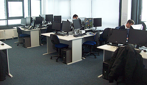 Das Großraumbüro bei "Opta": Dutzende Bildschirme und Fernsehgeräte gehören hier zur Standardausstattung