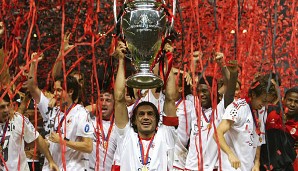 Doch zurück zum Vereinsfußball, wo es reichlich Titel gab: 2003 gewann Paolo mit Milan gegen Juventus Turin in Manchester seinen vierten großen Europacup-Pott