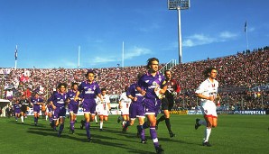 1997 übernahm Paolo die Kapitänsbinde bei Milan vom großen Franco Baresi. Hier führt er Milan gegen den AC Florenz mit Gabriel Batistuta auf den Platz